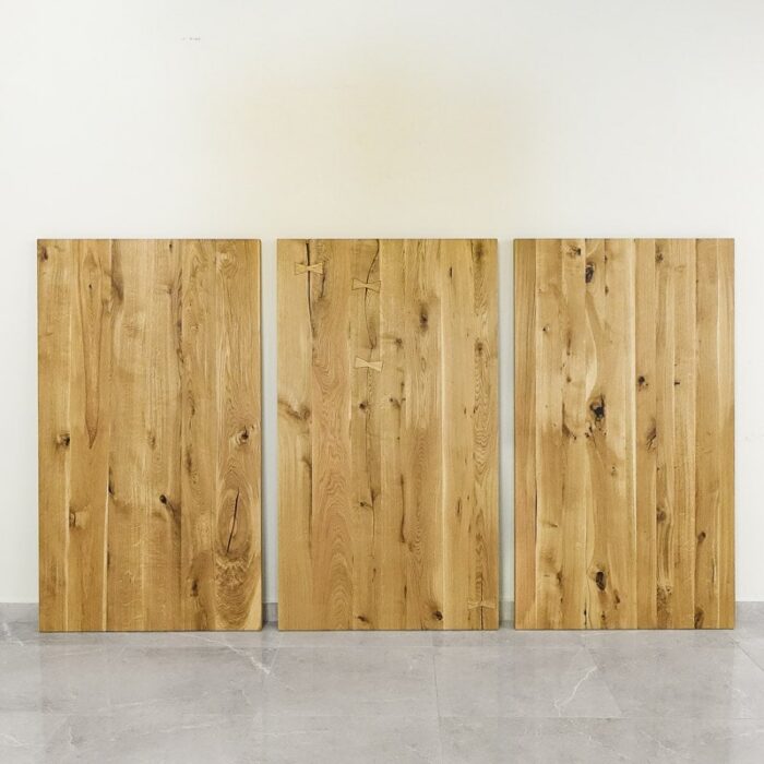 Bordsskiva-Naturwood-1-Grundoljad11.jpg Tre träpaneler av ek mot vit vägg.