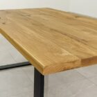 Rektangulärt träbord med metallben.