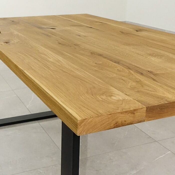 Bordsskiva-Naturwood-1-Grundoljad2.jpg Rektangulärt träbord med metallben.