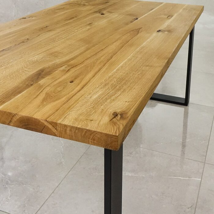 Bordsskiva-Naturwood-1-Grundoljad3.jpg Träbord med metallben på klinkergolv.