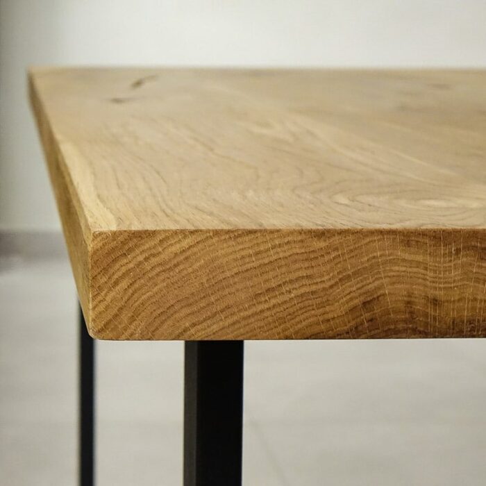 Bordsskiva-Naturwood-1-Grundoljad5.jpg Närbild av hörn på träbord med metallben.