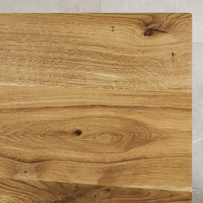 Bordsskiva-Naturwood-1-Grundoljad7.jpg Träyta med ådringar och knutar, närbild.