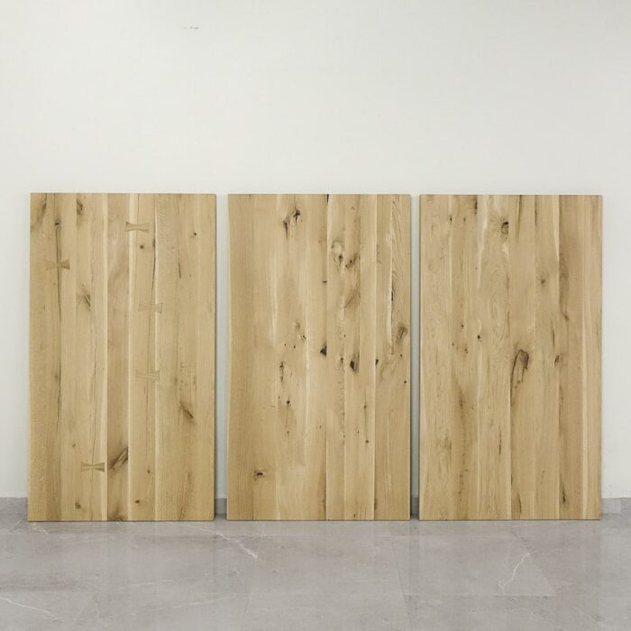 Bordsskiva-Naturwood-1-Obehandlad10.jpg Tre träskivor lutade mot väggen.