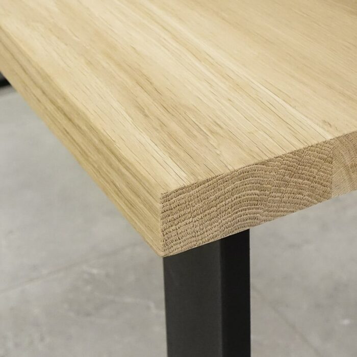 Bordsskiva-Naturwood-1-Obehandlad2.jpg Närbild på träbordsskiva med metallben.