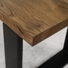 Rustikt träbord med metallben