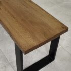 Träbord med metallben på stengolv.