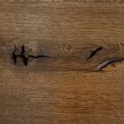 Närbild av trästruktur med sprickor