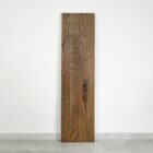 Bräda mot vit vägg inomhus.