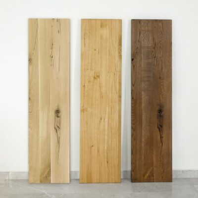 Tre olika träplankor mot vit bakgrund.