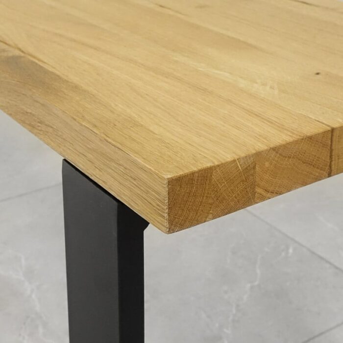 Bordsskiva-Naturwood-Grundoljad2.jpg Hörnet av träbord med metallben