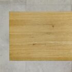 Träbord mot stengolv.