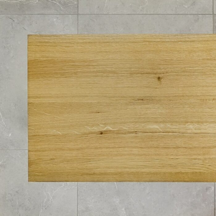 Bordsskiva-Naturwood-Grundoljad3.jpg Träbord mot stengolv.