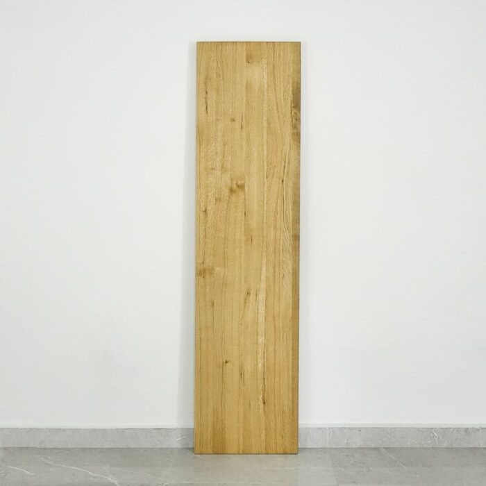 Bordsskiva-Naturwood-Grundoljad8.jpg Träplanka stående mot vit vägg.