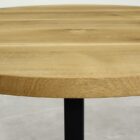 Runt träbord på svart stålben