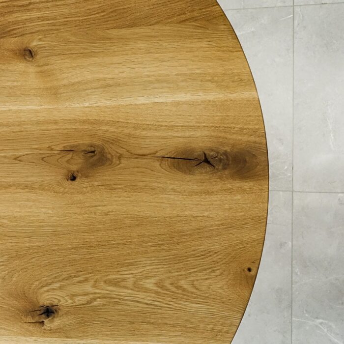 Bordsskiva-Round-100-cm-Grundoljad-4.jpg Runt träbord mot ljus stengolv.