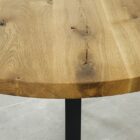 Runt träbord med metallben.