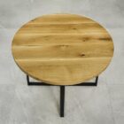 Runt träbord på stengolv