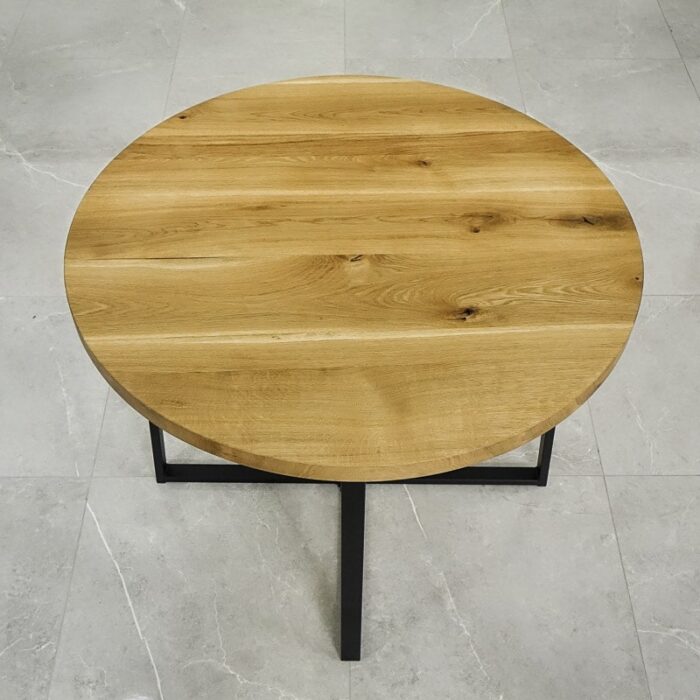 Bordsskiva-Round-100-cm-Grundoljad-7.jpg Runt träbord på stengolv