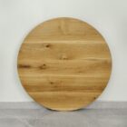 Runt bordsskiva i ek mot vit vägg