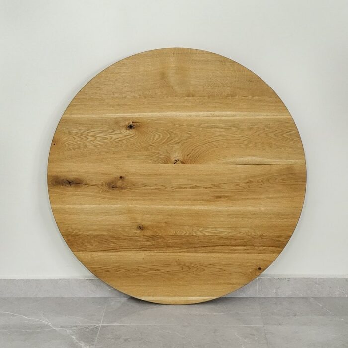 Bordsskiva-Round-100-cm-Grundoljad-8.jpg Runt bordsskiva i ek mot vit vägg