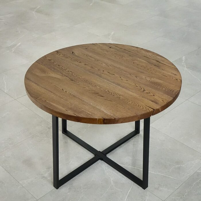 Bordsskiva-Round-100-cm-Grundoljad-brun1.jpg Runt träbord på kaklat golv.