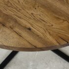 Närbild på rustik träbordsyta med ådringar.