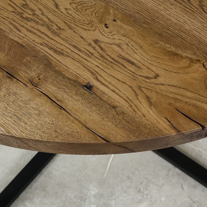 Bordsskiva-Round-100-cm-Grundoljad-brun2.jpg Närbild på rustik träbordsyta med ådringar.