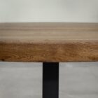 Runt träbord med metallben.