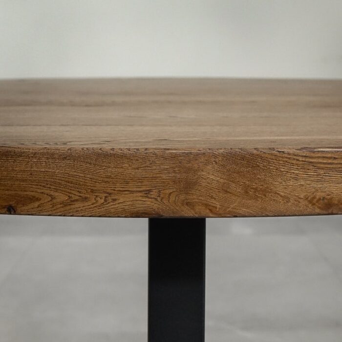 Bordsskiva-Round-100-cm-Grundoljad-brun3.jpg Runt träbord med metallben.