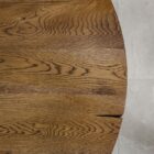 Runt träbord med synlig ådring