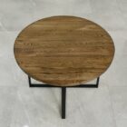 Runt träbord på stengolv.