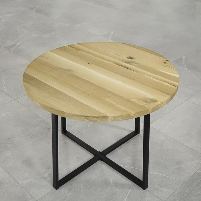 Bordsskiva-Round-100-cm-obehandlad1.jpg Runt träbord med metallben på grått golv.