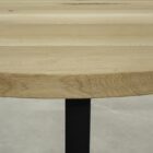 Runt träbord med svart metallben