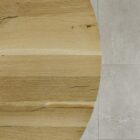 Träbord bredvid grå kakelgolv