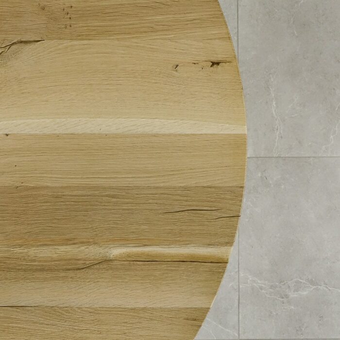 Bordsskiva-Round-100-cm-obehandlad4.jpg Träbord bredvid grå kakelgolv