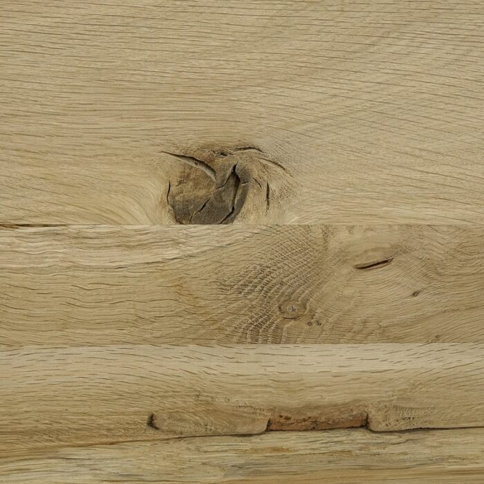 Bordsskiva-Round-100-cm-obehandlad6.jpg Närbild av trätextur med kvist.