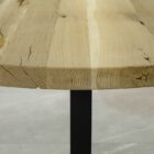 Runt träbord med svart underrede.