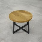 Runt träbord med svart metallben.