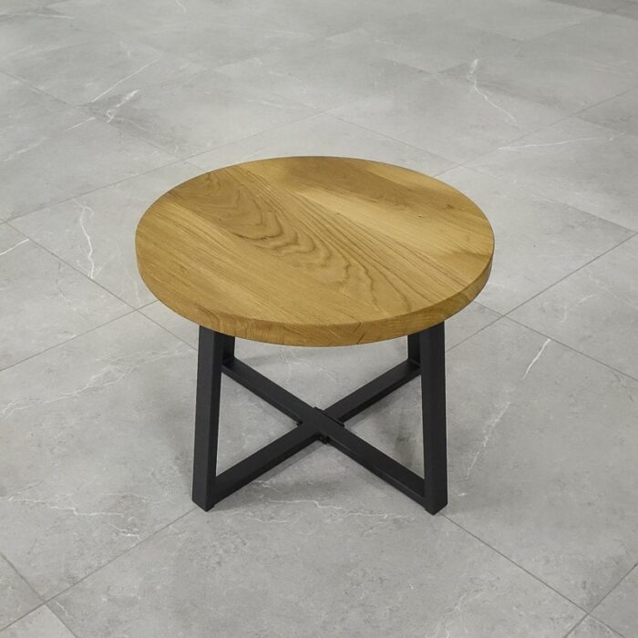 Bordsskiva-Round-60-cm-Grundoljda-1.jpg Runt träbord med svart metallben.