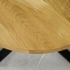 Runt träbord med naturmönster