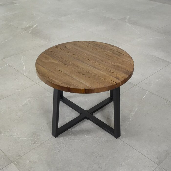 Bordsskiva-Round-60-cm-Grundoljda-brun1.jpg Runt träbord med metallben på stengolv.