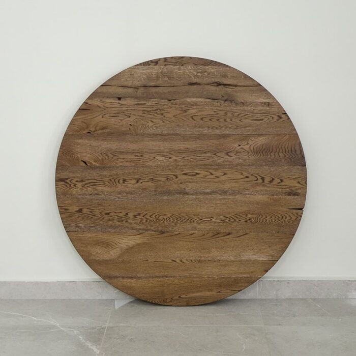 Bordsskiva-Round-60-cm-Grundoljda-brun5.jpg Runt träbord mot vit vägg