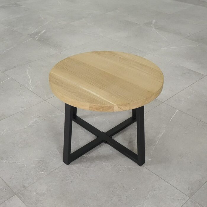 Bordsskiva-Round-60-cm-Grundoljda-obehandald1.jpg Runt bord med träskiva och svart ben.