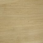 Trämönstrad yta med naturliga strimmor.