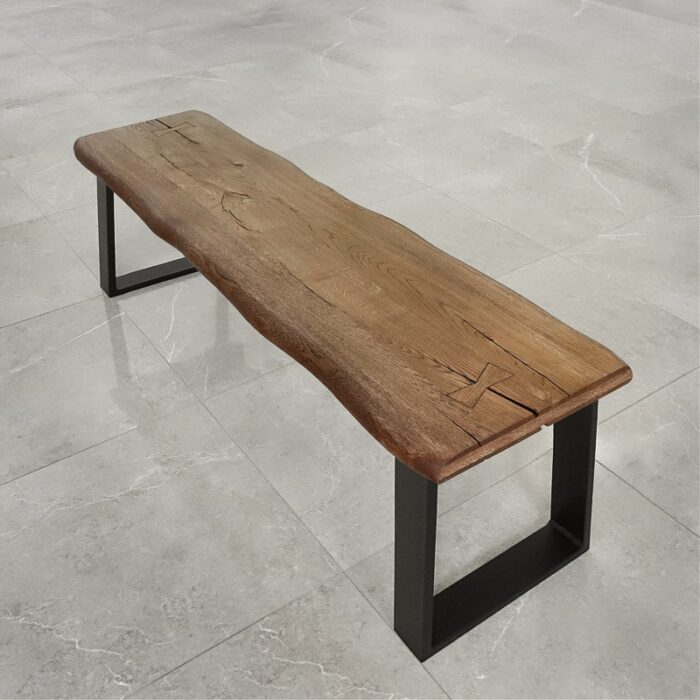 Bordsskiva-Rustwood-2-Grundoljad-brun1.jpg Träbänk med metallben på kakelgolv.