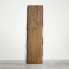 Rustik träplanka mot vit bakgrund