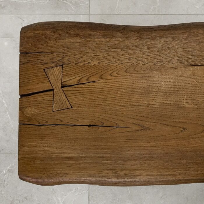 Bordsskiva-Rustwood-2-Grundoljad-brun3.jpg Rustik träbänk med fjärilsknäpp respekt.