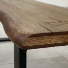 Närbild av träbordshörn med metallben.