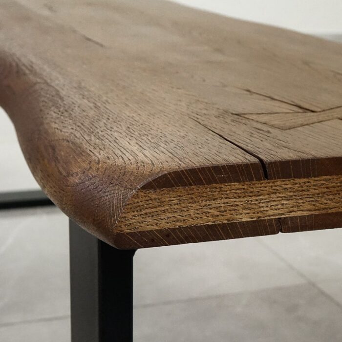 Bordsskiva-Rustwood-2-Grundoljad-brun4.jpg Närbild av träbordshörn med metallben.