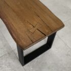 Rustikt träbord med fjärilsknäppning.